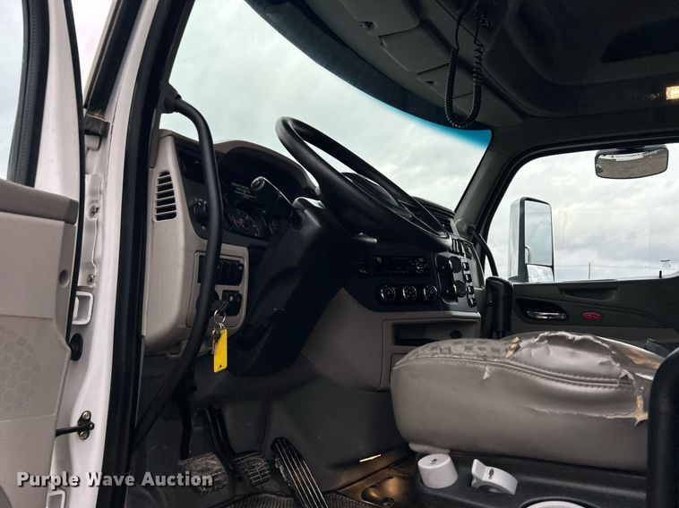 image for item OM9198 2019 Peterbilt 579  semi truck