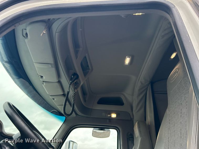 image for item OM9198 2019 Peterbilt 579  semi truck