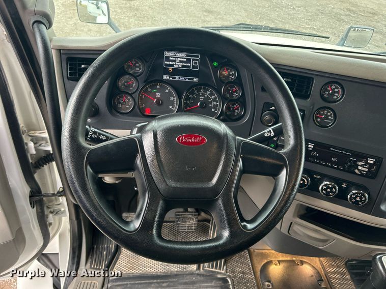 image for item OM9198 2019 Peterbilt 579  semi truck