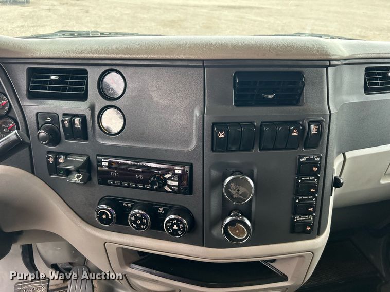 image for item OM9198 2019 Peterbilt 579  semi truck