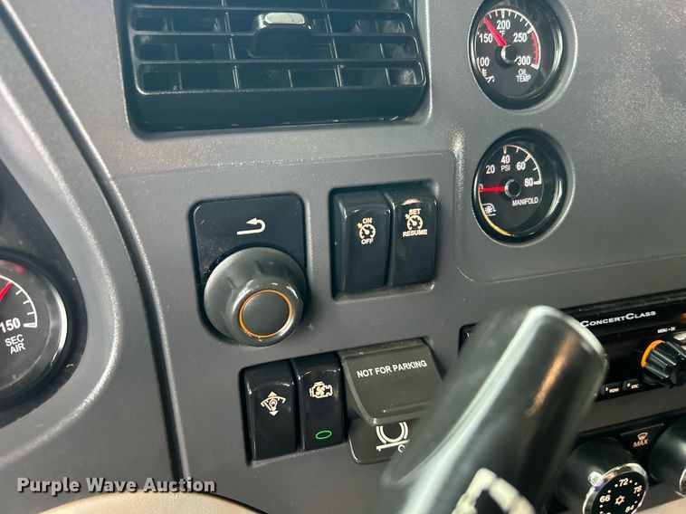 image for item OM9198 2019 Peterbilt 579  semi truck