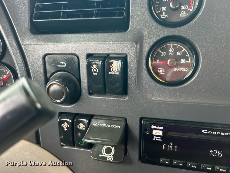 image for item OM9198 2019 Peterbilt 579  semi truck