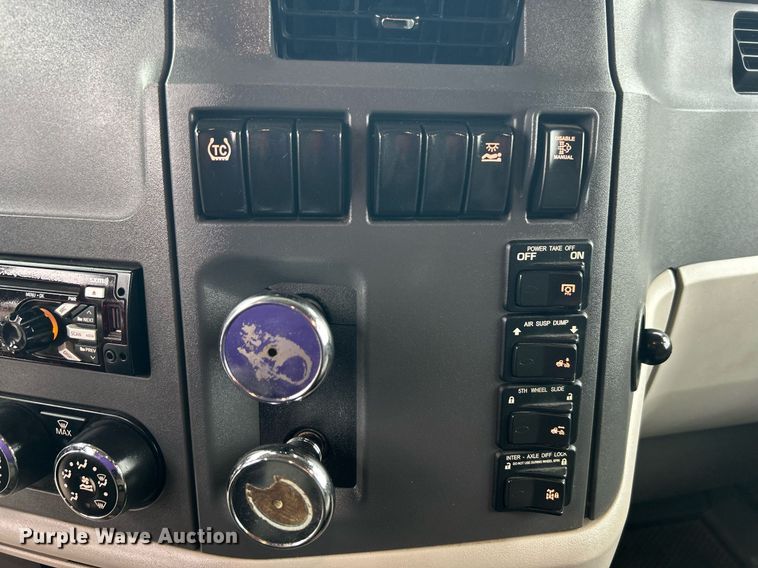 image for item OM9198 2019 Peterbilt 579  semi truck