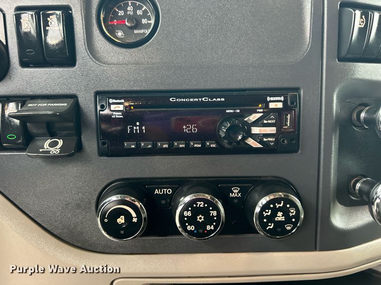 image for item OM9198 2019 Peterbilt 579  semi truck