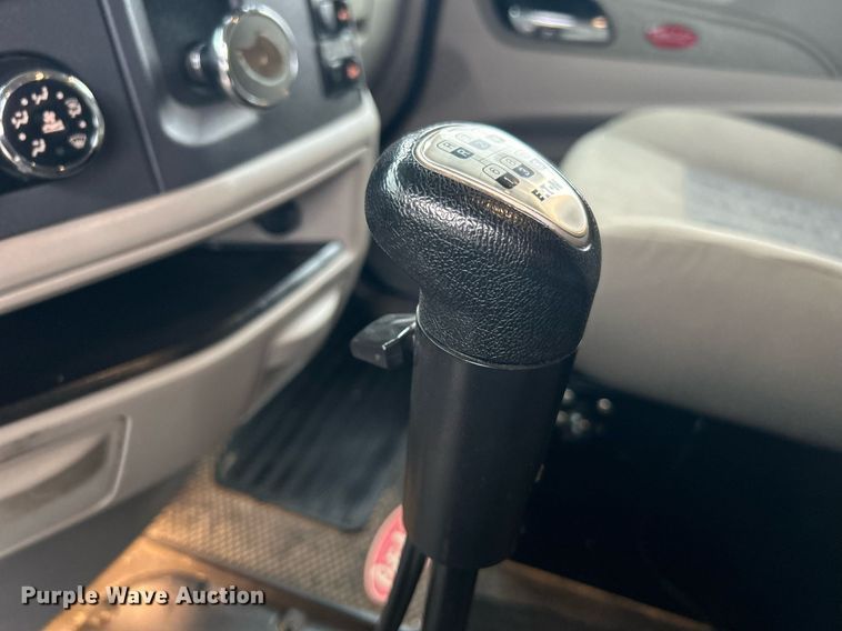 image for item OM9198 2019 Peterbilt 579  semi truck