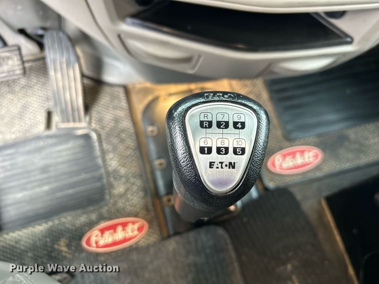 image for item OM9198 2019 Peterbilt 579  semi truck