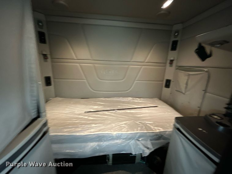 image for item OM9198 2019 Peterbilt 579  semi truck