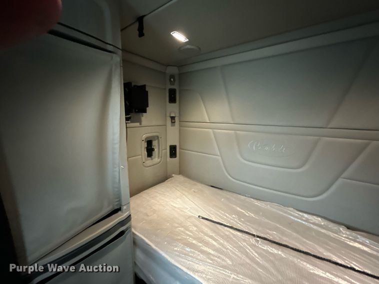 image for item OM9198 2019 Peterbilt 579  semi truck