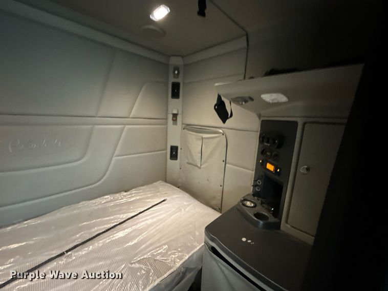 image for item OM9198 2019 Peterbilt 579  semi truck