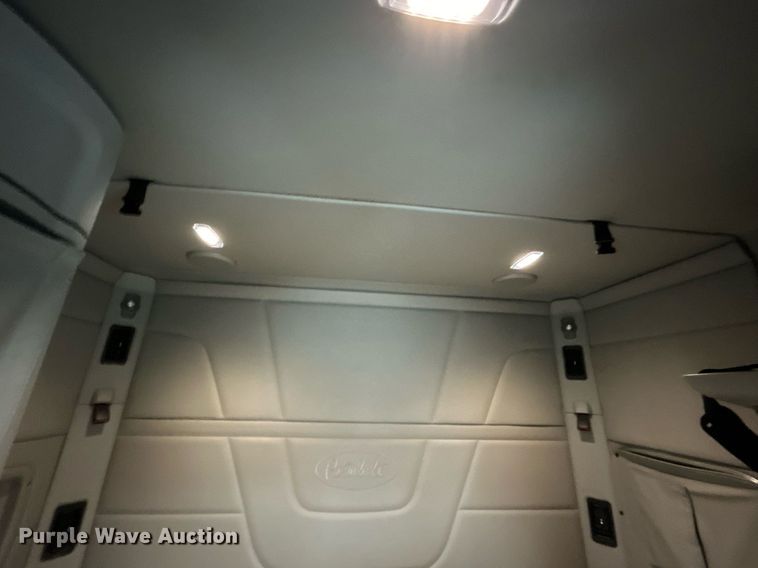 image for item OM9198 2019 Peterbilt 579  semi truck