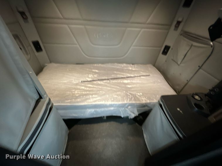 image for item OM9198 2019 Peterbilt 579  semi truck