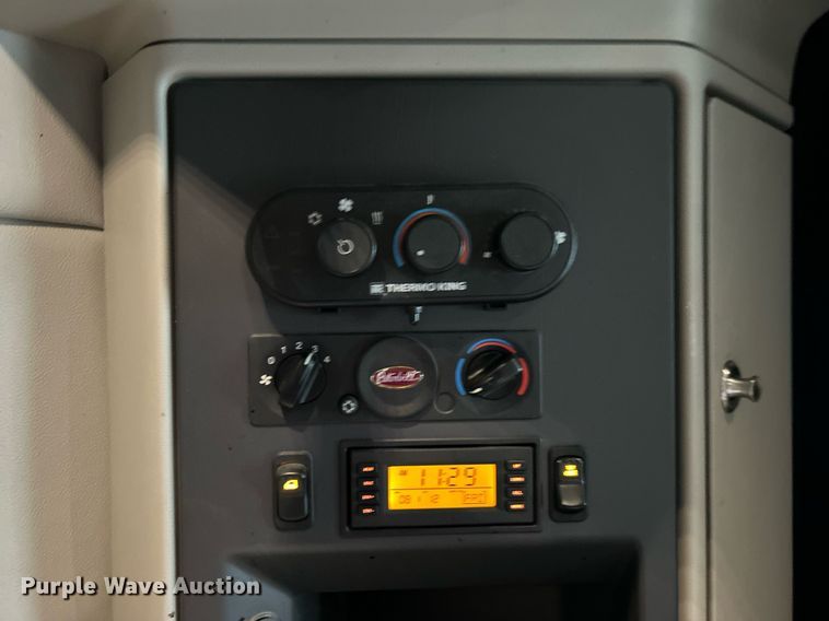 image for item OM9198 2019 Peterbilt 579  semi truck