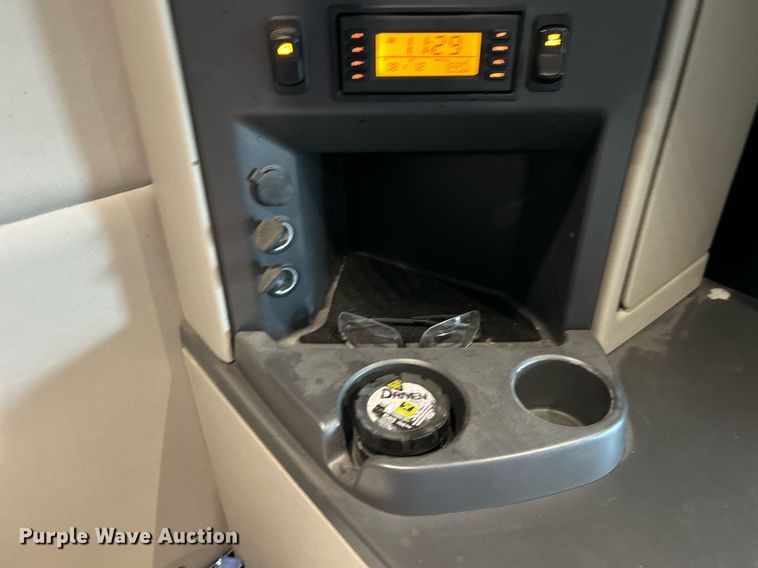 image for item OM9198 2019 Peterbilt 579  semi truck