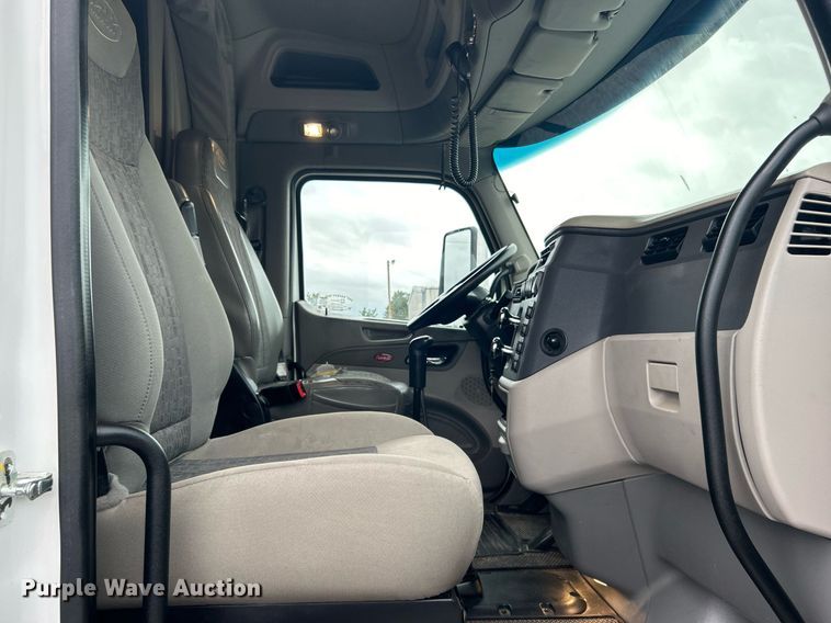 image for item OM9198 2019 Peterbilt 579  semi truck