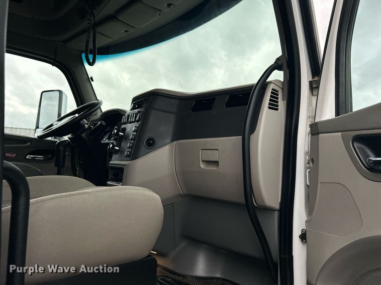 image for item OM9198 2019 Peterbilt 579  semi truck