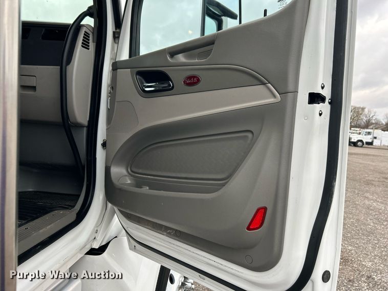 image for item OM9198 2019 Peterbilt 579  semi truck