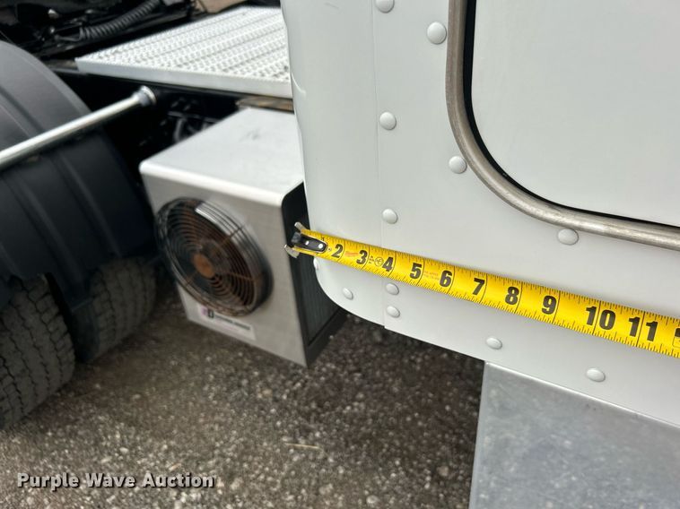 image for item OM9198 2019 Peterbilt 579  semi truck