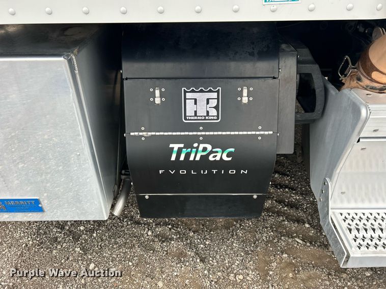 image for item OM9198 2019 Peterbilt 579  semi truck