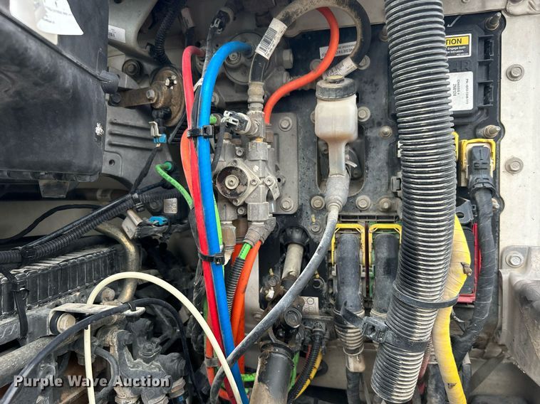 image for item OM9198 2019 Peterbilt 579  semi truck