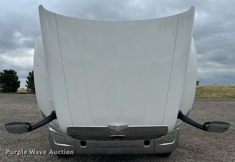 image for item OM9198 2019 Peterbilt 579  semi truck