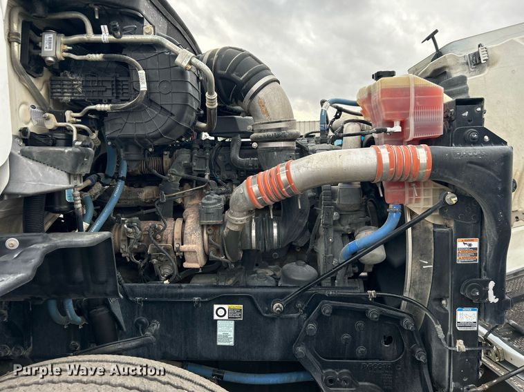 image for item OM9198 2019 Peterbilt 579  semi truck