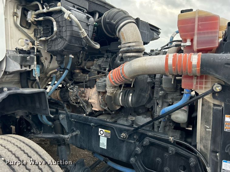 image for item OM9198 2019 Peterbilt 579  semi truck