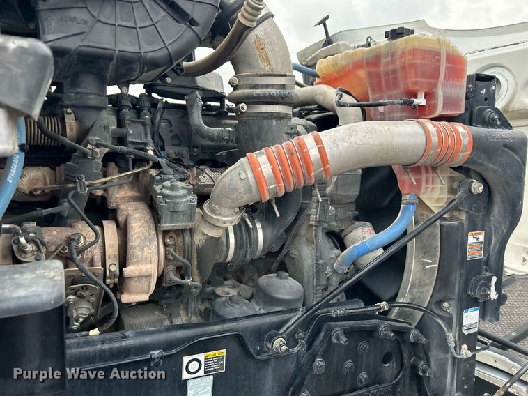 image for item OM9198 2019 Peterbilt 579  semi truck