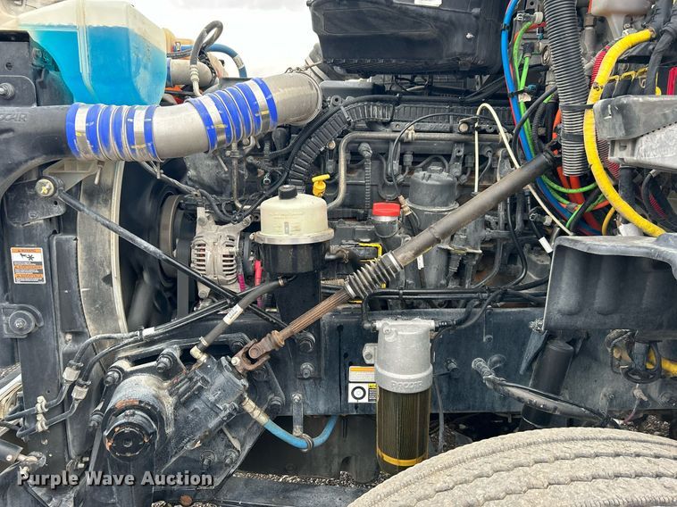 image for item OM9198 2019 Peterbilt 579  semi truck