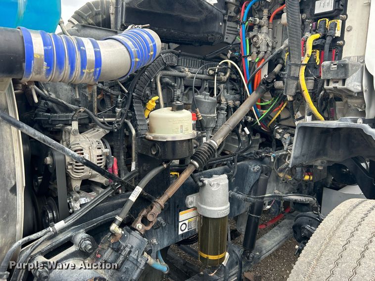 image for item OM9198 2019 Peterbilt 579  semi truck