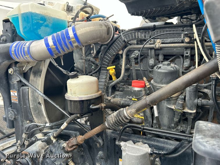 image for item OM9198 2019 Peterbilt 579  semi truck