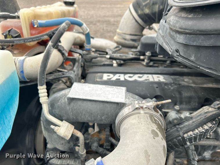 image for item OM9198 2019 Peterbilt 579  semi truck