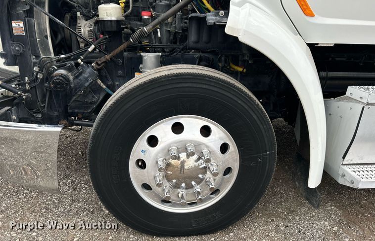 image for item OM9198 2019 Peterbilt 579  semi truck