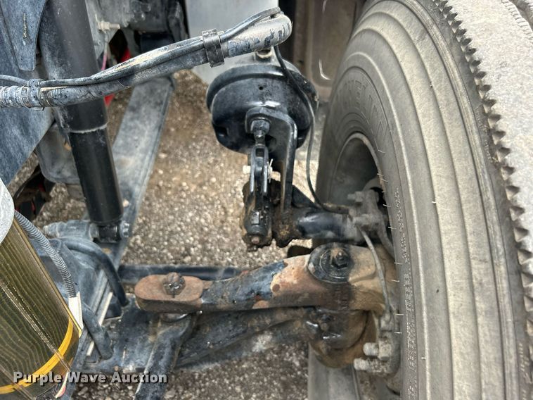 image for item OM9198 2019 Peterbilt 579  semi truck