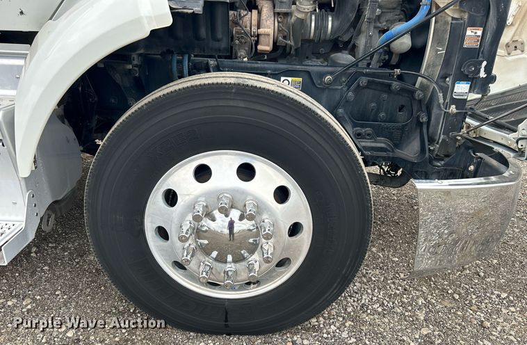 image for item OM9198 2019 Peterbilt 579  semi truck