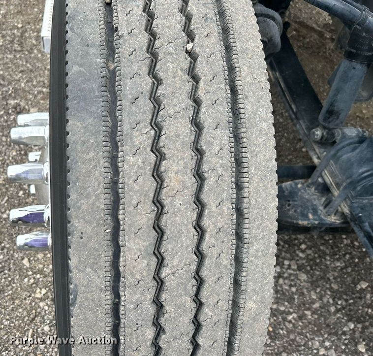 image for item OM9198 2019 Peterbilt 579  semi truck