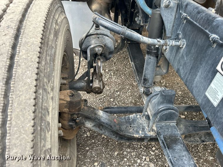 image for item OM9198 2019 Peterbilt 579  semi truck