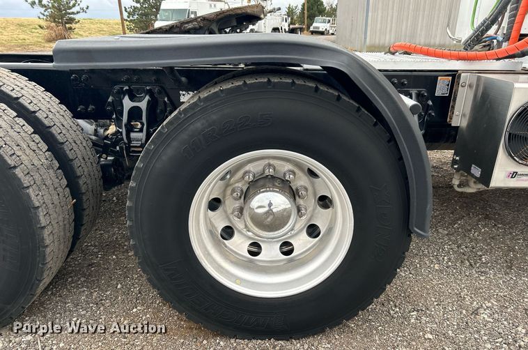 image for item OM9198 2019 Peterbilt 579  semi truck