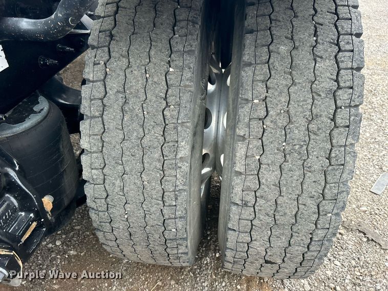 image for item OM9198 2019 Peterbilt 579  semi truck