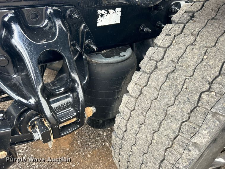 image for item OM9198 2019 Peterbilt 579  semi truck