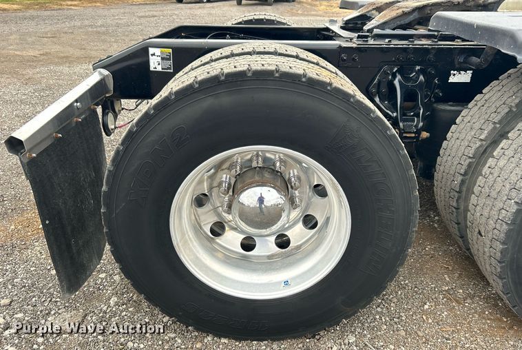 image for item OM9198 2019 Peterbilt 579  semi truck