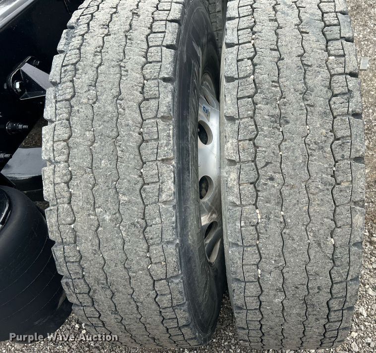 image for item OM9198 2019 Peterbilt 579  semi truck