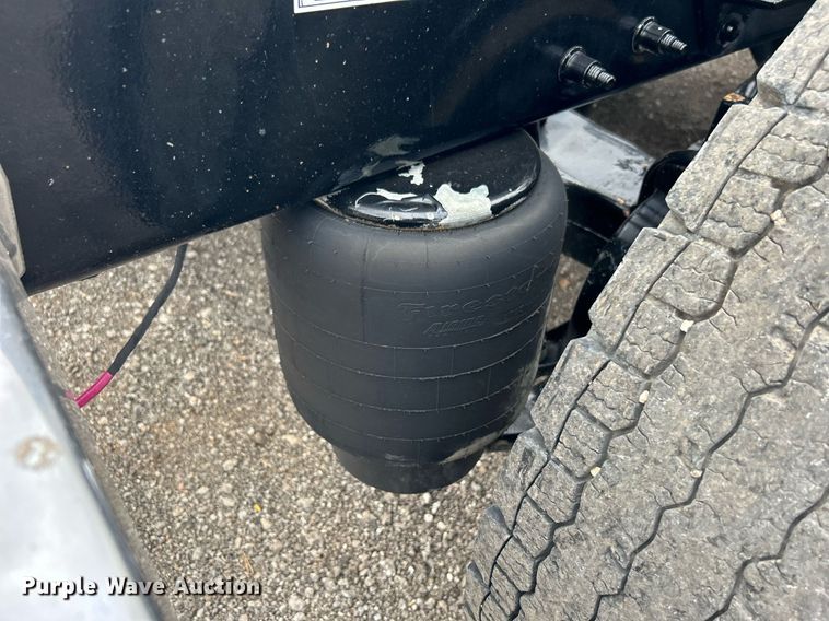 image for item OM9198 2019 Peterbilt 579  semi truck