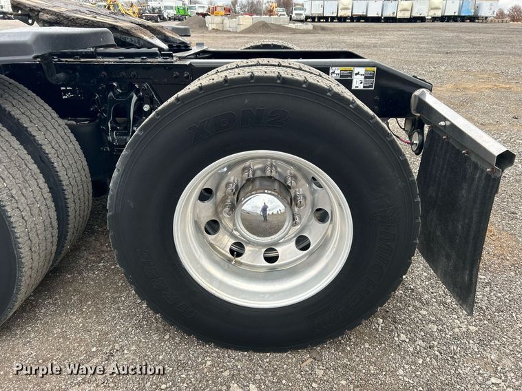 image for item OM9198 2019 Peterbilt 579  semi truck