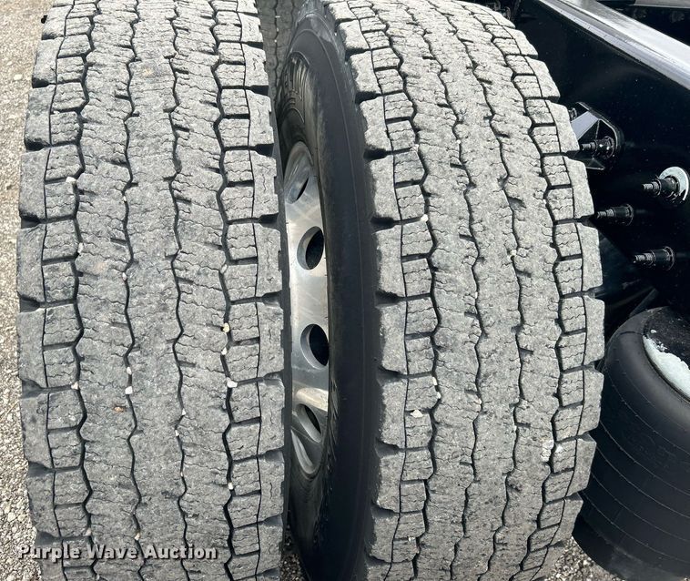 image for item OM9198 2019 Peterbilt 579  semi truck