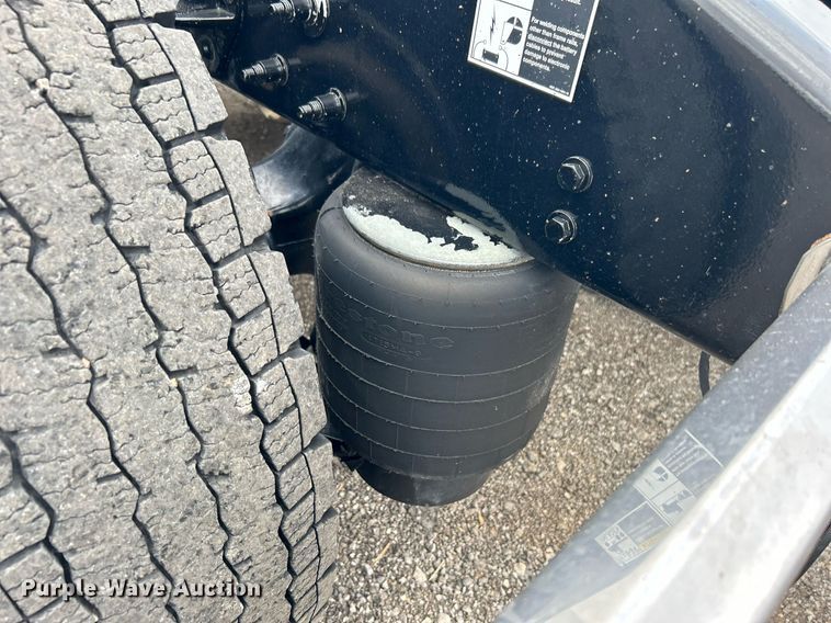 image for item OM9198 2019 Peterbilt 579  semi truck