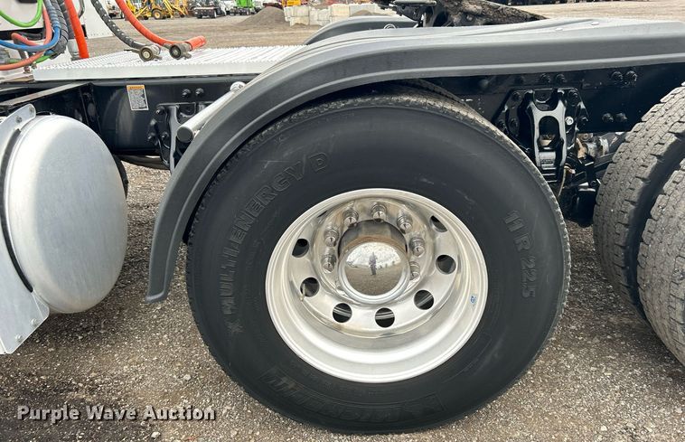 image for item OM9198 2019 Peterbilt 579  semi truck