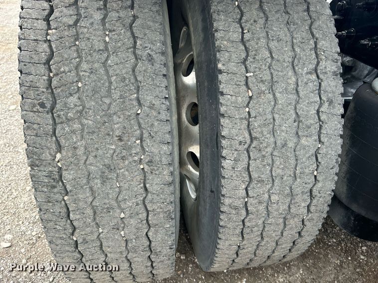 image for item OM9198 2019 Peterbilt 579  semi truck