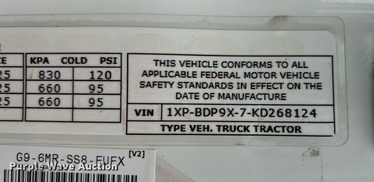 image for item OM9198 2019 Peterbilt 579  semi truck