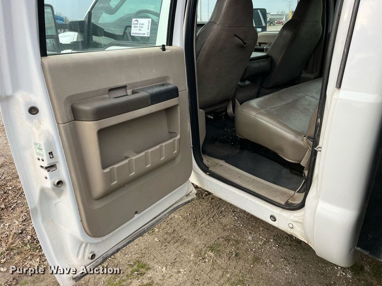 image for item DP2181 2008 Ford F550 Super Duty Crew Cab XL  Crew Cab flatbed pickup truck