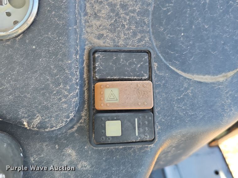 image for item DQ8529 2007 JCB 3CLL  landscape tractor